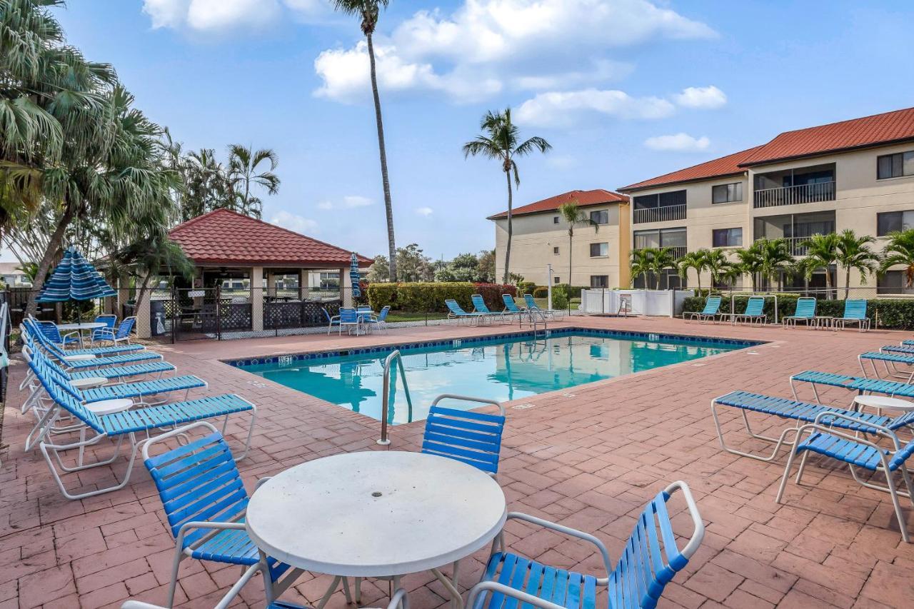 Cross Creek Lakeside Hotel Fort Myers Exterior photo